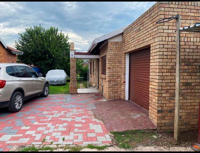 3 BEDROOM HOUSE FOR SALE IN KOMANI PARK